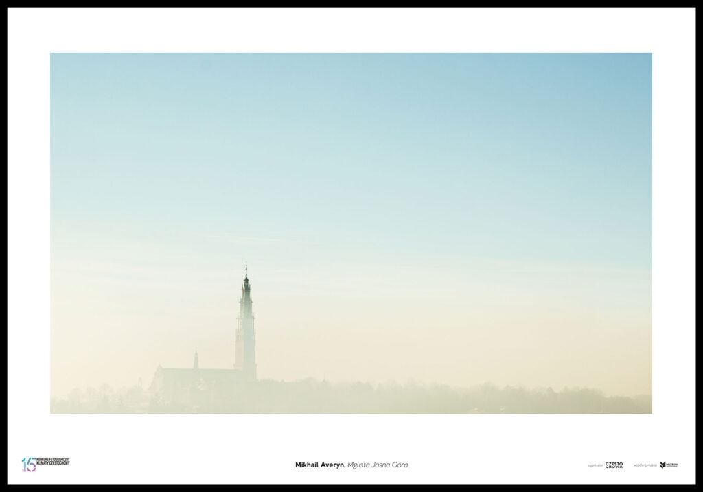 Jasna Góra we mgle